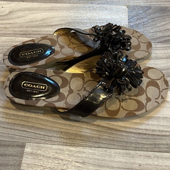 Coach Brown Patent Leather Thomg Sandal W/ Bow Size 7 1/2 - Picture 3 of 9